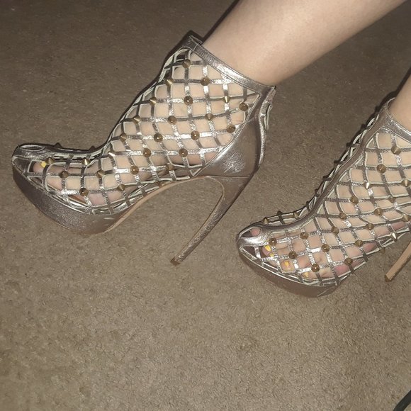 STUNNING size 39.5/US 9 Alexander McQueen Gold Studded heels (store display) - Picture 3 of 16